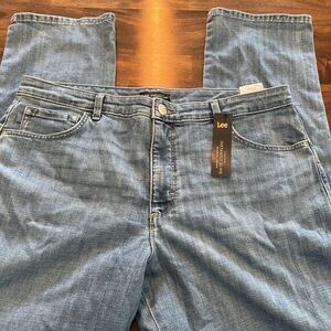 Lee Relaxed Fit Straight Leg High Rise Woman's Size 18‎ Reg Instantly Slim Jeans